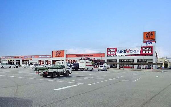 オートバックス・NEW土山店まで約500m 　営業時間：10：00～19：00。タイヤ、オイルなどのカー用品をはじめ、車検・整備、車買取・販売、板金・塗装などのカーライフサービスが充実しています。