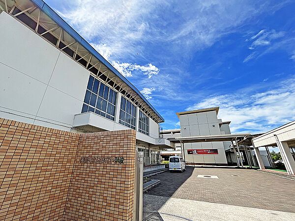 播磨町立播磨南中学校まで約1050m 　校訓は「明るく正しくたくましく」を主体的に学ぼうとする生徒、たくましく健やかな体をもつ生徒、お互いを認め合い共に高めあうような生徒の育成に取り組んでいます。
