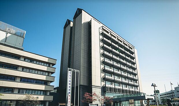 加古川市役所まで約1350m 　 8：30〜17：15開庁。地域住民の窓口となって行政サービスの提供を行っています。