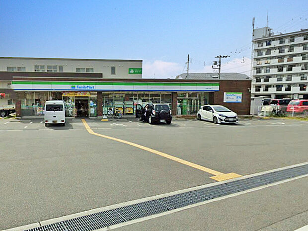 ファミリーマート平岡町二俣店　約360m 　24時間営業。駐車場完備。軽食や飲み物をはじめ、売店で扱うさまざまな商品を用意。酒類・たばこ類のサービスもあります。マルチコピーサービスあり。