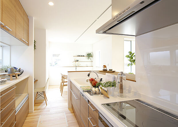 【キッチン】キッチンからパントリー、洗濯室からゴミ出しまでの動線をつなぐスマートキッチン。キッズリビングまで見通せるので声かけしながらの家事もスムーズです。