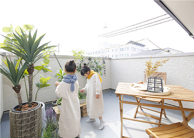 【バルコニー】晴れた日は、大切に育てたマーガレットのお世話。夜空がきれいな夜には、天体観測やお風呂上りの夕涼みなど、ついつい夜更かししてしまう週末。