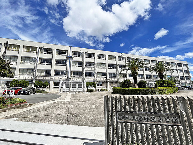 播磨町立播磨西小学校まで約880m 　教育目標を「夢かがやき　ともに学びをきりひらく　心豊かな西っ子の育成。」としています。