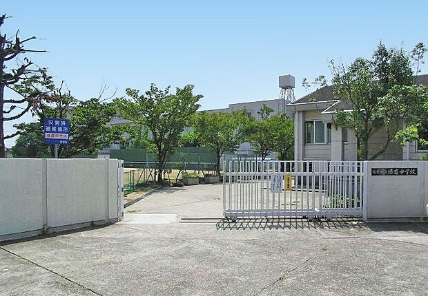 播磨町立播磨南中学校まで約1410m 　校訓は「明るく正しくたくましく」を主体的に学ぼうとする生徒、たくましく健やかな体をもつ生徒、お互いを認め合い共に高めあうような生徒の育成に取り組んでいます。