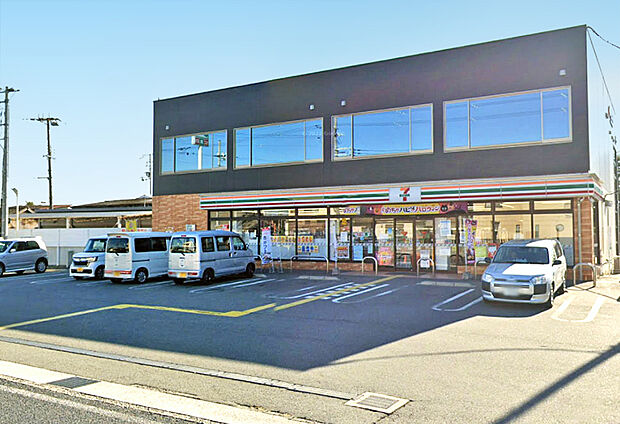 セブンイレブン播磨本荘4丁目店まで約90m　徒歩5分　24時間営業。軽食や飲み物をはじめ、揚げ物・お酒類・たばこなど様々な商品を扱っています。荷物の持ち込み発送、受け取り可能で便利です。