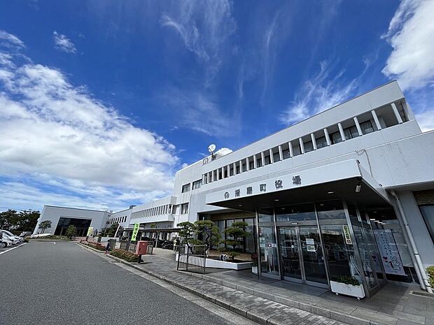 播磨町役場まで約1110m 　平日8：30〜17：15開庁。地域住民の窓口となって行政サービスの提供を行っています。