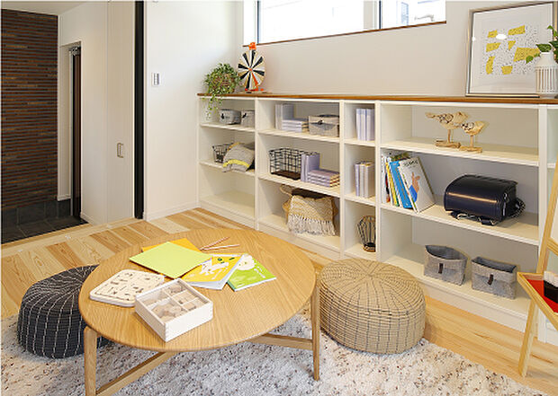 【キッズリビング】子供が小さい頃はお着替えやおもちゃの収納、学童期は教科書や習い事のカバン等、成長に合わせてカスタマイズできるキッズストレージも併設し、片付くリビングの工夫です。