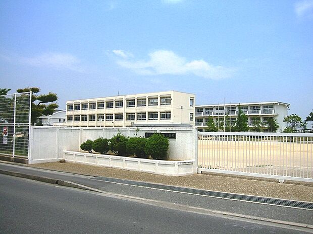 稲美町立天満小学校まで約1390m 「自ら学ぶ意欲と 他を思いやる優しい心をもち、未来をたくましく生きる児童の育成」を目指しています。