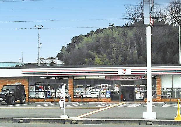 セブンイレブン稲美愛宕店まで約300m 24時間営業。駐車場あり。軽食や飲み物をはじめ、揚げ物・お酒類・たばこなどサービスあり。荷物の持ち込み発送、受け取り可能。ATMあり。