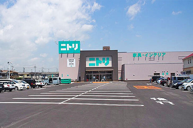 ニトリ加古川店まで約420m 営業時間:10:00〜20:00。大型家具から、暮らしを彩るインテリア用品まで、お求めやすい価格で、より楽しく快適な住まいを実現していく多彩な商品を取りそろえた店舗です。