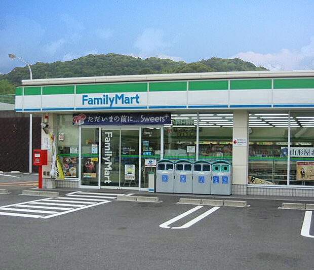 ファミリーマート加古川新野辺店まで約400m 24時間営業。駐車場完備。軽食や飲み物をはじめ、売店で扱うさまざまな商品を用意。