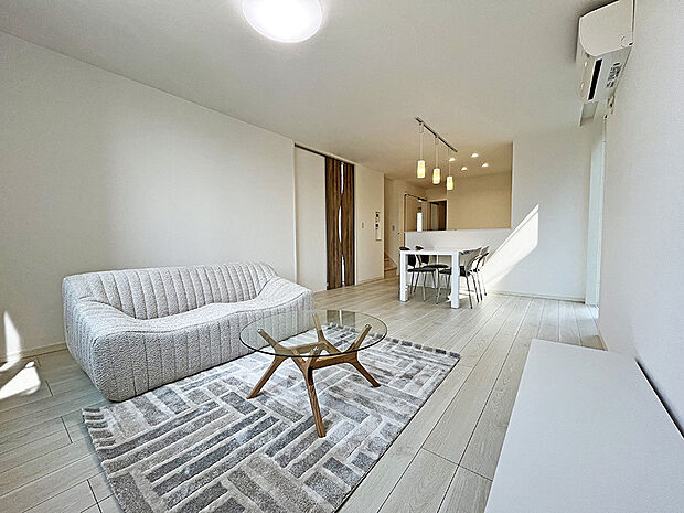 【 リビング 】リビングハイドアで明るく開放的な空間。