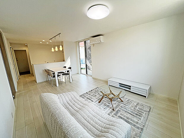 【 リビング 】対面式キッチンで家族の様子を見守れて安心です。