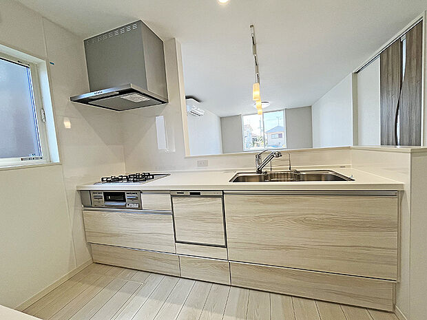 【キッチン】お料理をしながら家族の様子を見守れる対面式キッチン。