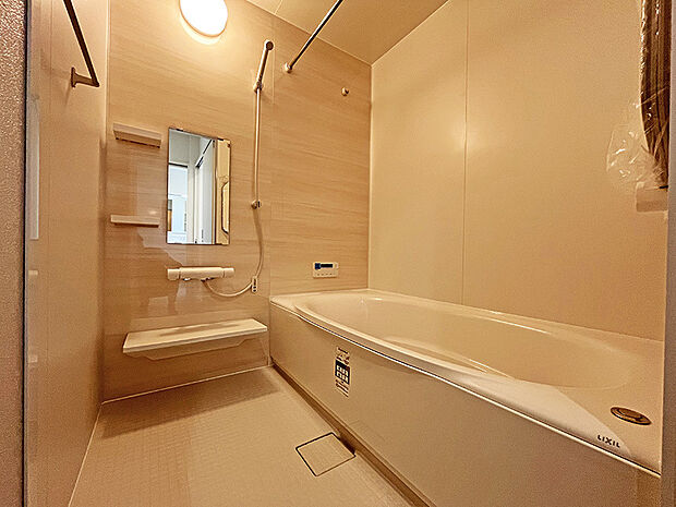 【浴室】広々の浴槽でゆったり入浴出来ます。浴室で洗濯物も干せます。