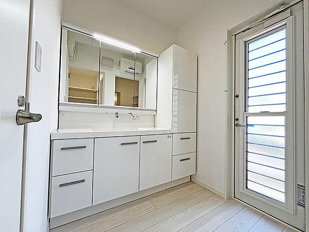 【洗面室】収納力を確保した機能的な洗面化粧台。