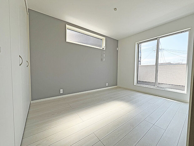 【洋室】バルコニーに面しており、光が良く入る明るいお部屋。アクセントクロスがオシャレ。