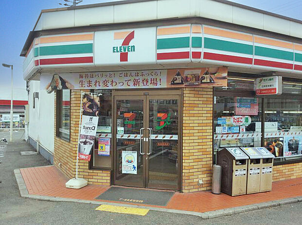 セブンイレブン稲美国岡店まで約760m 24時間営業。駐車場あり。軽食や飲み物をはじめ、揚げ物・お酒類・たばこなどサービスあり。ATMあり。
