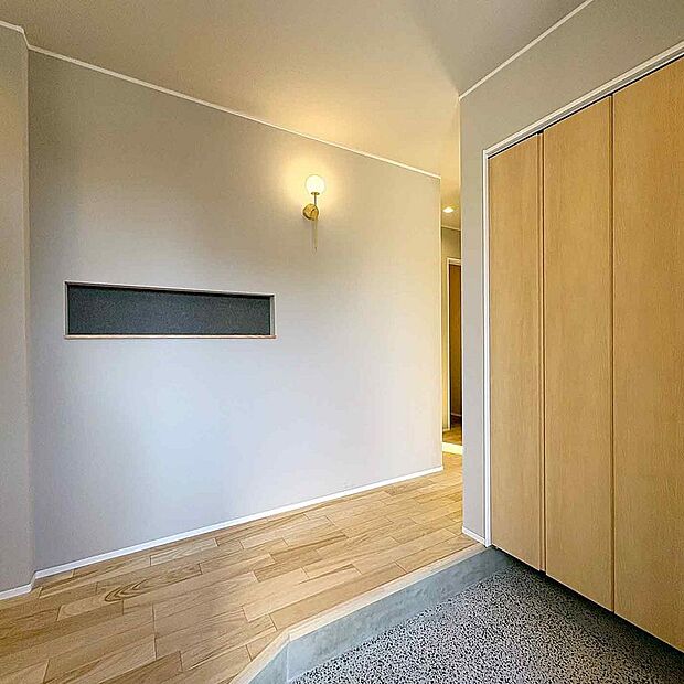 南面に面し、玄関から差し込む光で明るく開放感を感じる玄関