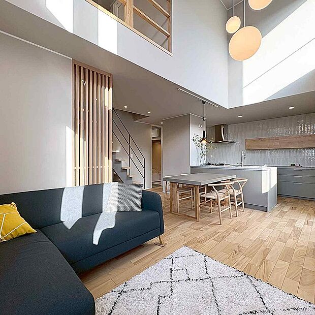 吹き抜けを採用したリビングルームは明るく、木冊子がモダンな空間を演出