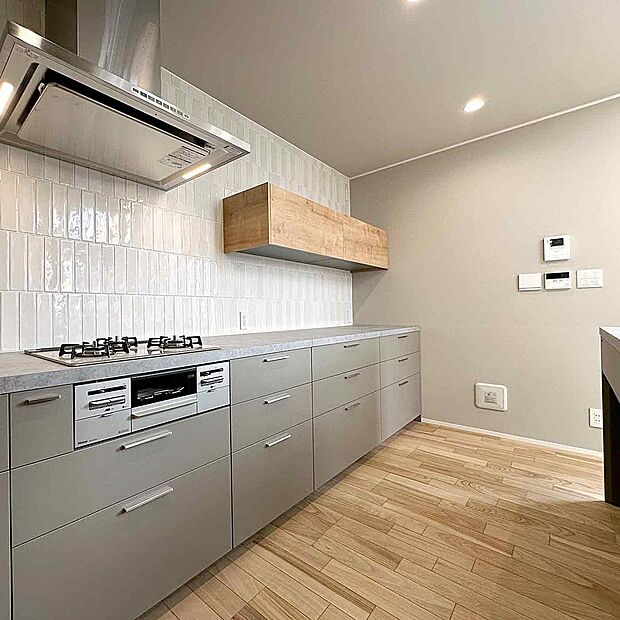 大人気のグラフテクトと縦型のタイルを合わせた自慢のキッチン