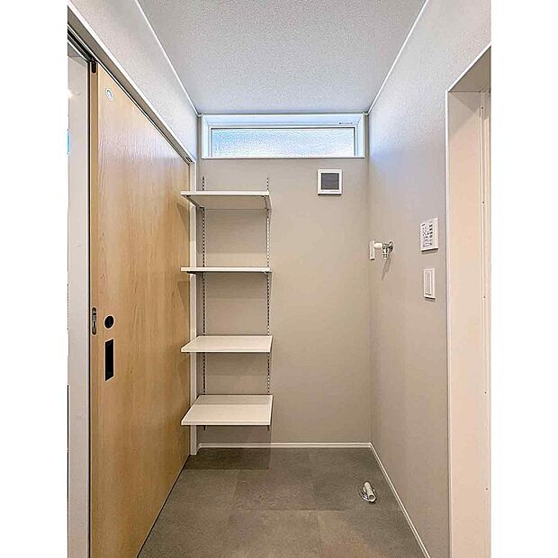 造作棚付きのランドリースペース