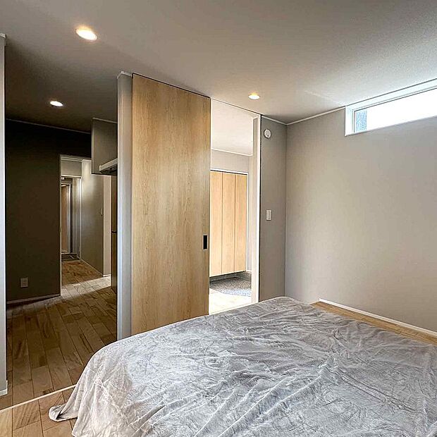 WIC、洗面、玄関への繋がり 上部にFIX窓を採用 柔らかな光が寝室へ差し込みます