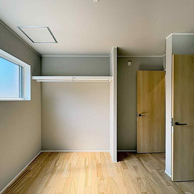 より広く感じ、見せる収納を採用