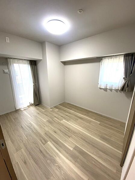 独立性が高く穏やかな陽光が差し込む洋室です。子ども部屋や書斎、リモートワークスペースとしても活用しやすく、すっきりとしたフローリングと清潔感あるクロスが心地よい居住空間を創り出します。