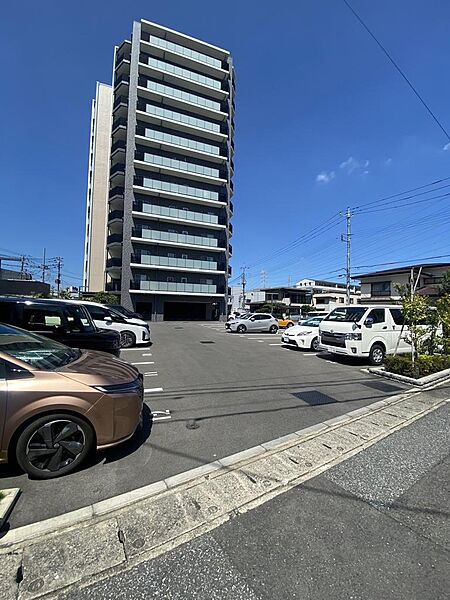 敷地内には出し入れがスムーズなアスファルト舗装の平面駐車場が整っています。区画スペースにゆとりがあり車の入出庫もしやすく日々の通勤や買い物などで車を頻繁に使うご家族にもうれしい施設環境です。