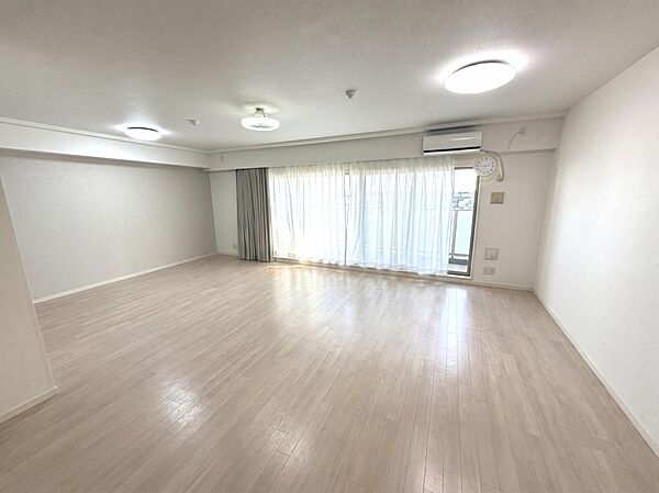 自然光が優しく注ぐ広々としたリビングダイニングです。配置のしやすいすっきりとした間取りで、お好みの家具で自由なレイアウトを楽しめます。なお、画像にはCGによる家具配置イメージ加工を施しています。