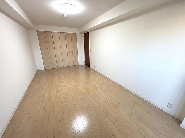 バルコニーに面した明るい居室は、心地よい光と風を感じられる設計です。寝室や子ども部屋など、ライフスタイルに合わせて多用途にお使いいただけます。なお、実際の室内に家具や小物はございません。