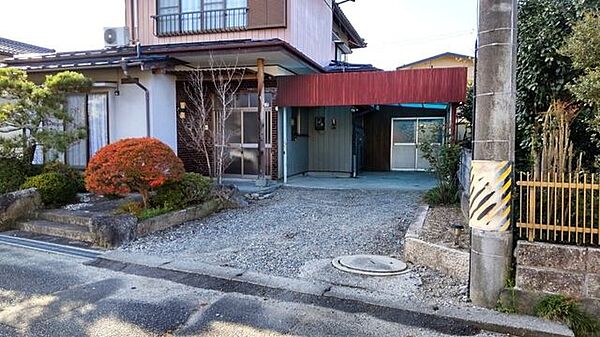 駐車スペースにはファミリーカーが2台入ります　庭を改造して駐車スペースを拡張することも可能です。