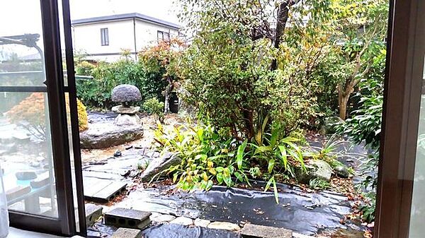 陽当たりがよく　広々した庭園です。