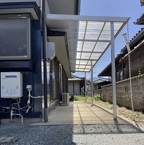 屋根のあるスペース　物干場にもなります。