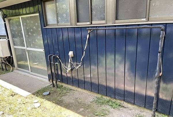 外壁、屋根の鋼板部分は塗装済みです（2024年）