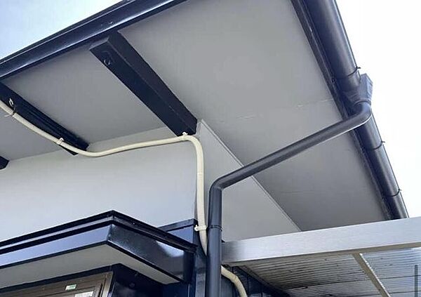 雨樋は新品交換。軒天もきれいに改修されています