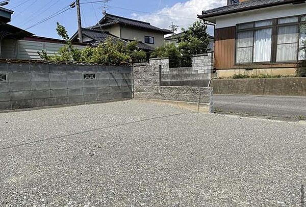 庭から前面道路を見ています
