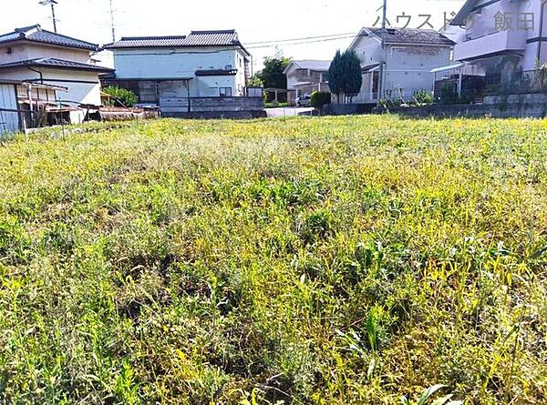 住宅街にありながら緑が多い環境です　道路の反対側からのスナップ