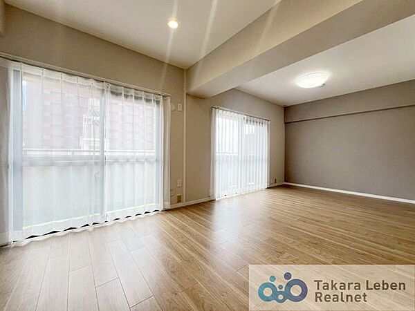 家族が集まる場所だからこそ、採光と通風を確保した心地よいリビングとなっております。自然と家族皆が揃い、笑顔が溢れる場となりそうです。
