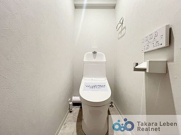 ウォシュレット機能付きのトイレ。ペーパーホルダーやタオル掛けは標準装備しています。ま