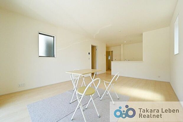 毎日のお食事やティータイム、読書やお昼寝など、なんでも受け入れてくれる自由で心地良いリビング。