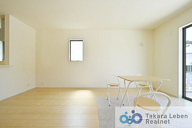 ご家族皆さまでゆったりとお寛ぎになれるよう、採光や通風を確保した心地良い空間となっております。