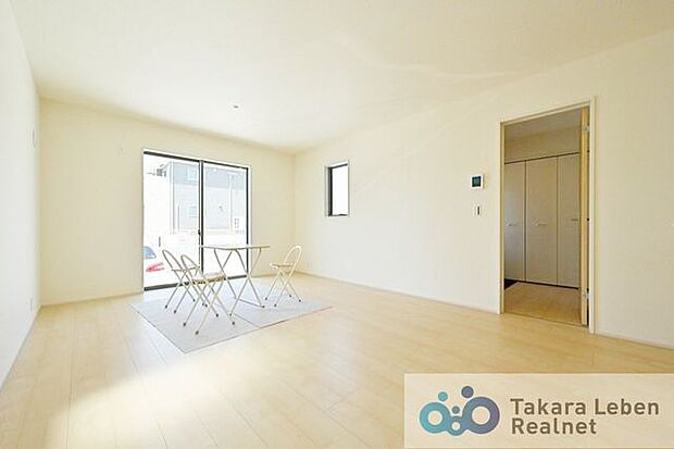 奥行のある設計となっており、リビング機能とダイニング機能で分けやすいのが特徴です。