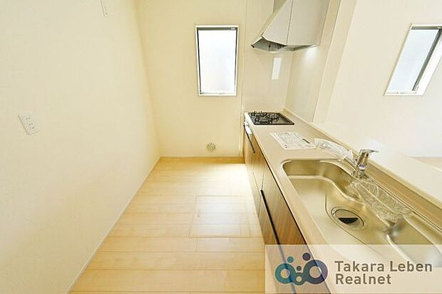 調理スペースに小窓がついているため、換気扇とダブル使いで換気が可能となり、室内への匂いごもりが軽減されます。