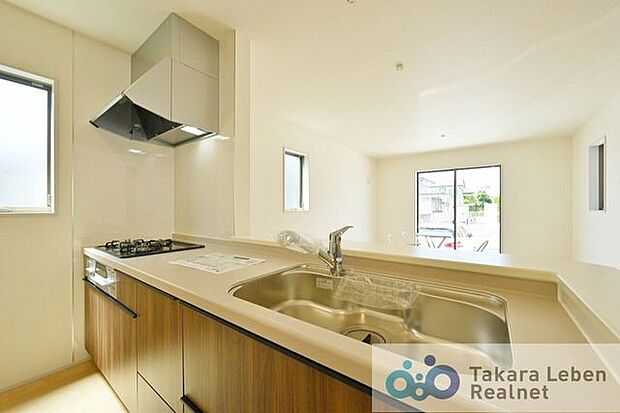 嬉しい3口コンロ。ビルトイン食器洗浄機の為場所を取らず忙しい朝も快適になります。