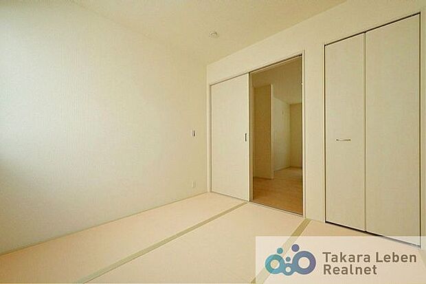 約4.5帖の和室。和室ながら、どこか洋の雰囲気も感じさせるお洒落な空間になっております。