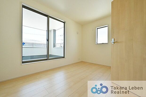 約5.5帖の洋室。狭すぎず広すぎず適度な広さのお部屋は子供部屋や作業部屋にもおすすめです。