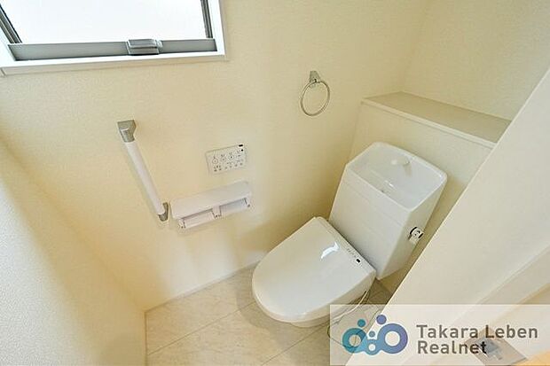 ウォシュレット機能付きトイレ。タオルハンガー、トイレの立ち上がりに便利な手すりが標準装備しています。
