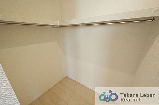 ハンガーパイプ付のWIC。上部には棚もございますので衣類だけでなくバッグや季節物の収納もできますね。